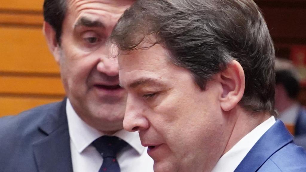 El presidente de la Junta, Alfonso Fernández Mañueco, junto al consejero de Fomento, Juan Carlos Quiñones, en el Pleno de las Cortes