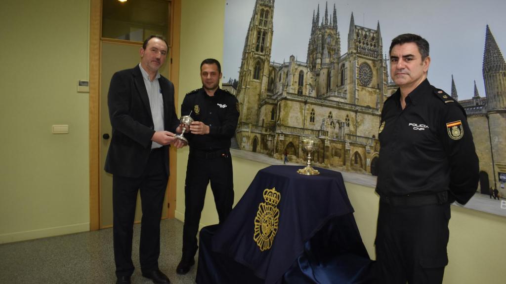 La Policía Nacional devuelve al párroco de San Antonio Abad de las Huelgas dos copones robados