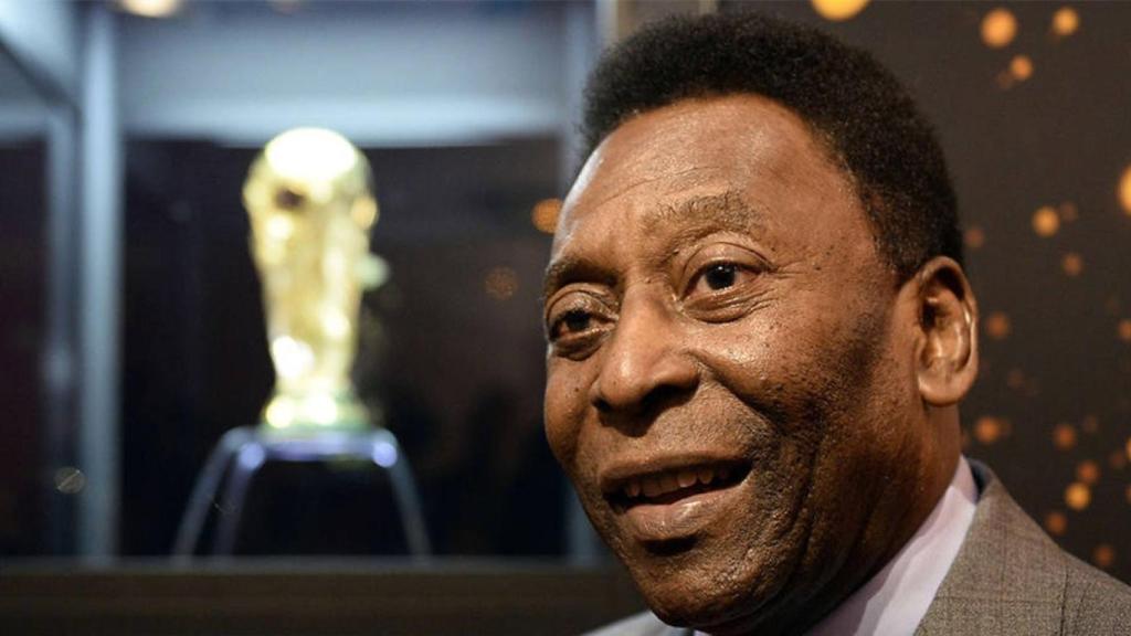 Pelé, delante de la copa del Mundial.