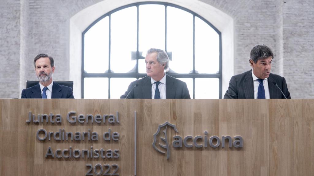El vicepresidente de Acciona, Juan Ignacio Entrecanales; el presidente de Acciona, José Manuel Entrecanales, y el secretario general de Acciona, Jorge Vega-Penichet, durante la segunda convocatoria de la Junta General Ordinaria de Accionistas 2022