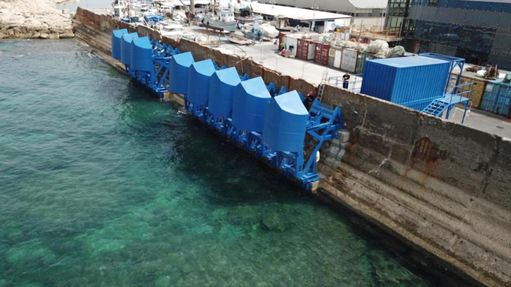 Flotadores recogidos en el puerto de Jaffa, Israel