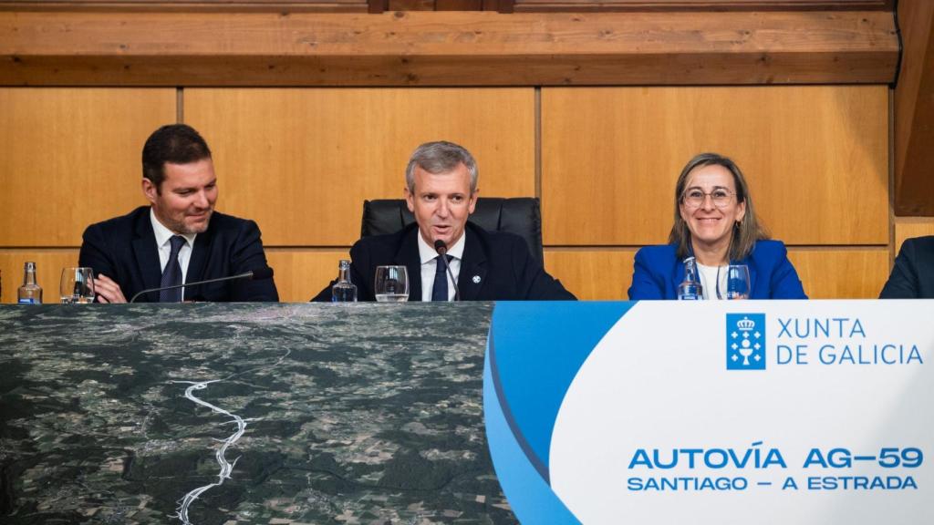 El presidente de la Xunta, Alfonso Rueda, acompañado de la conselleira de Infraestruturas e Mobilidade, Ethel Vázquez, en la  presentación del proyecto de prolongación de la autovía AG-59 entre Santiago y A Estrada en una foto de archivo.