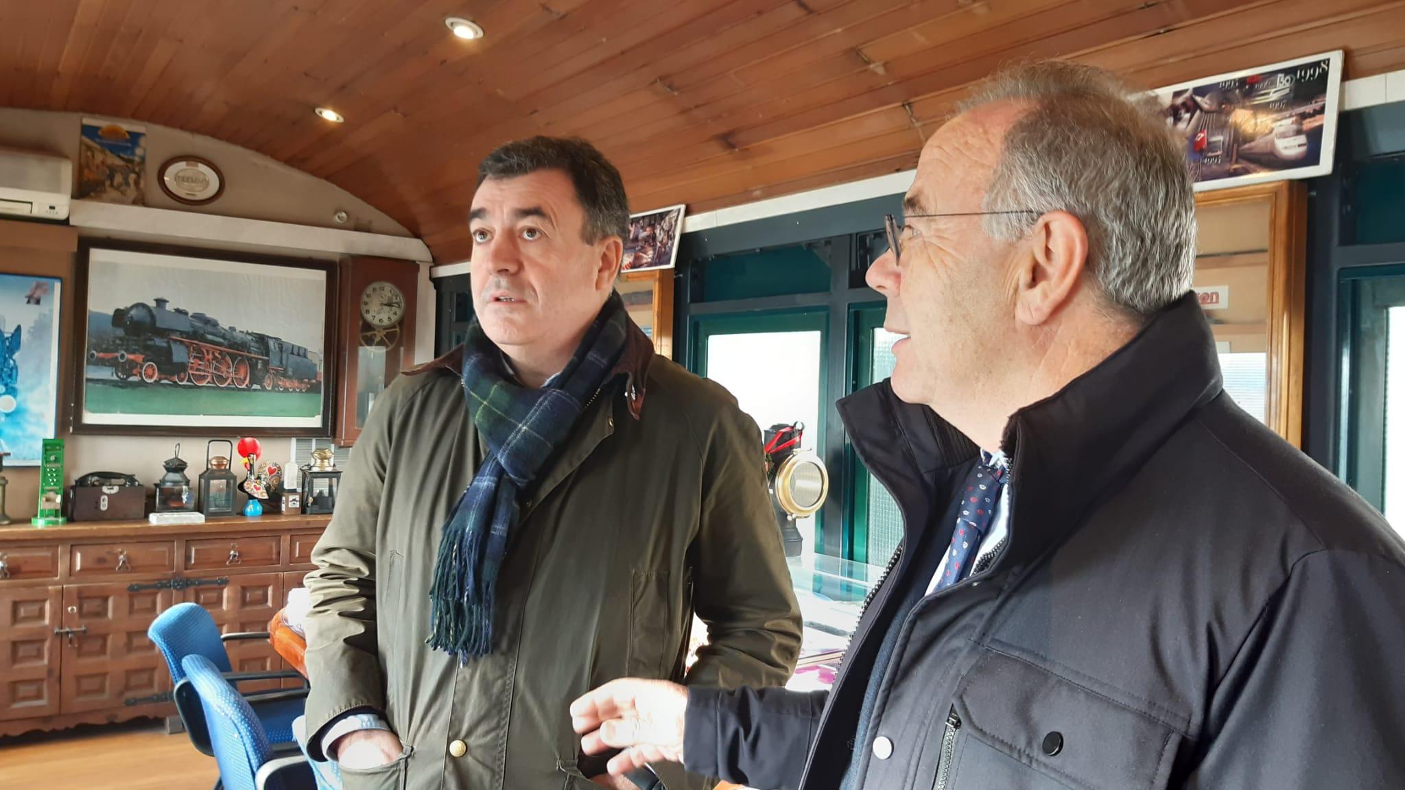 Román Rodríguez y Bugallo en el interior del ferrocarril