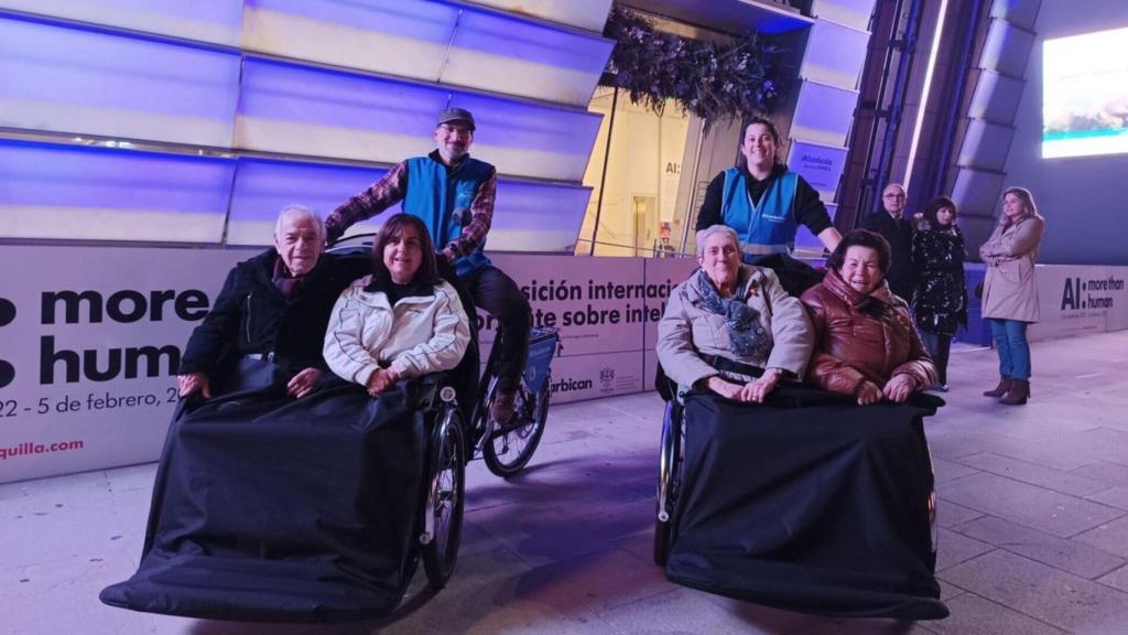 Mayores visitan las luces de Navidad de A Coruña.