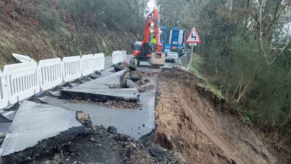 Obras de emergencia en la EP-4402 en Mondariz.