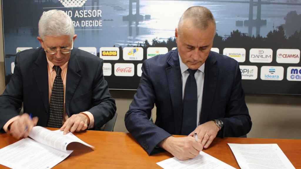Jorge Cebreiros (dcha.), presidente de la CEP, y Ramón Santorio, presidente de Secot en la delegación de Vigo, durante la firma del convenio de colaboración.