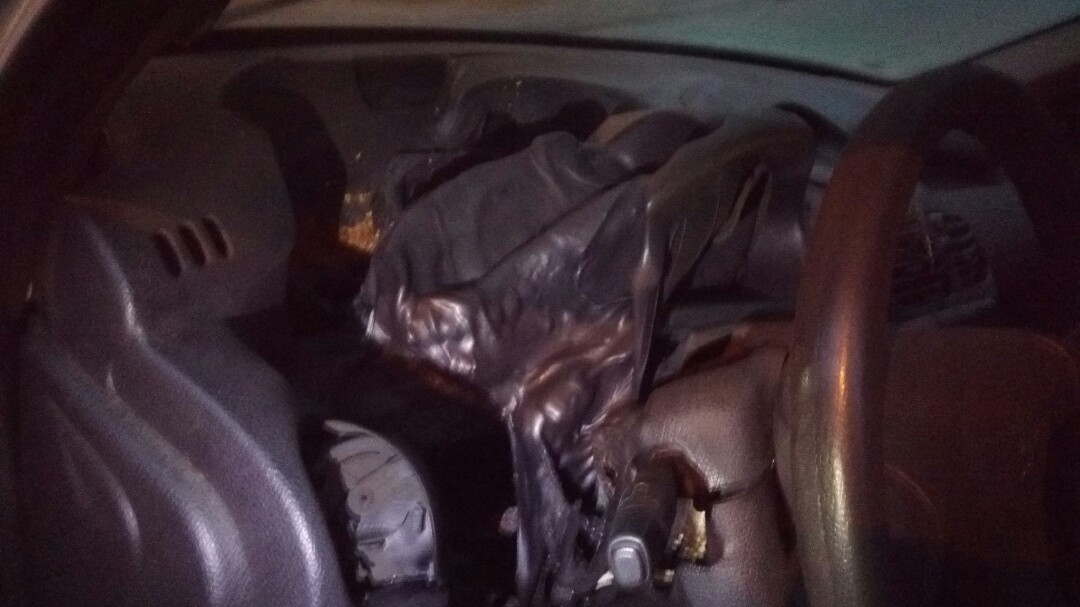 Interior del vehículo calcinado.