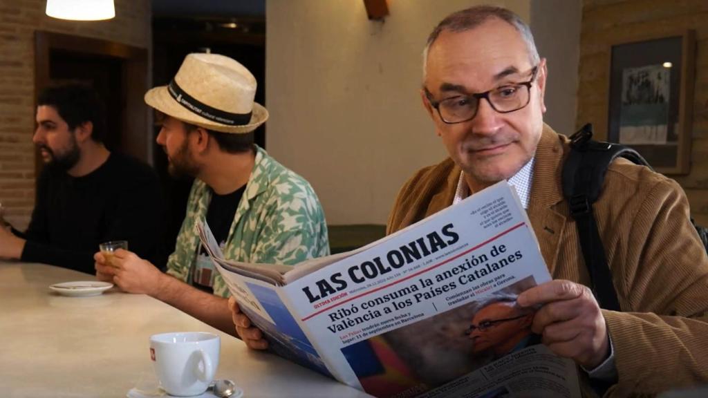 El falso periódico que aparece en el vídeo de Compromís. EE