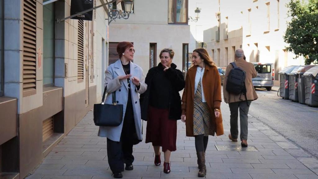 La portavoz Àgueda Micó y las 'conselleras' Raquel Tamarit e Isaura Navarro, haciendo de pijas en el vídeo. EE