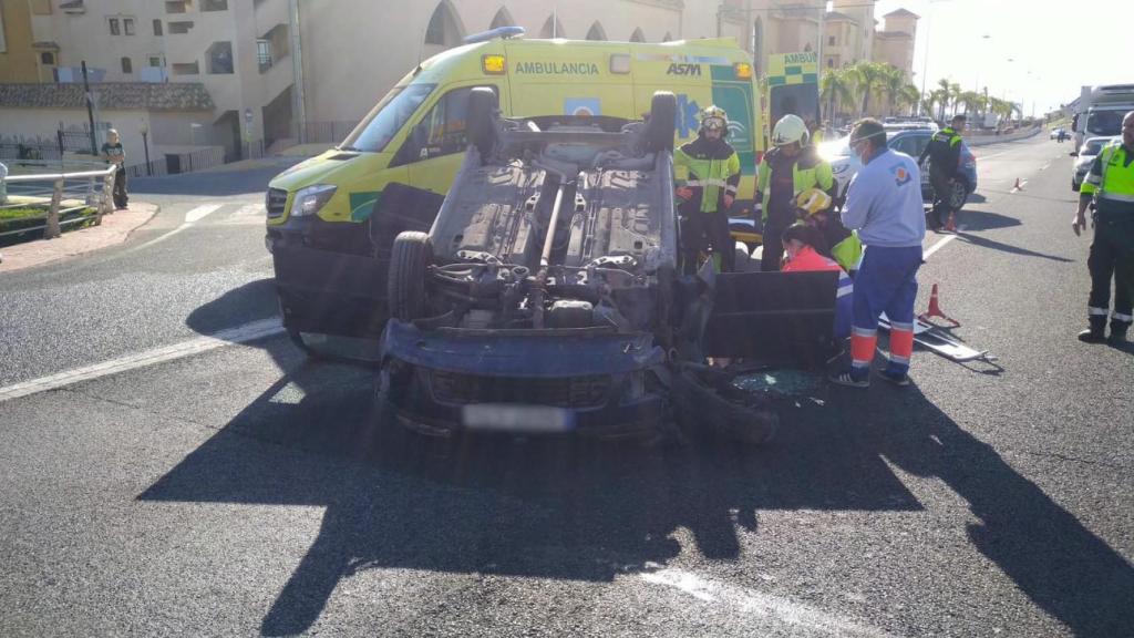 El vehículo totalmente volcado.