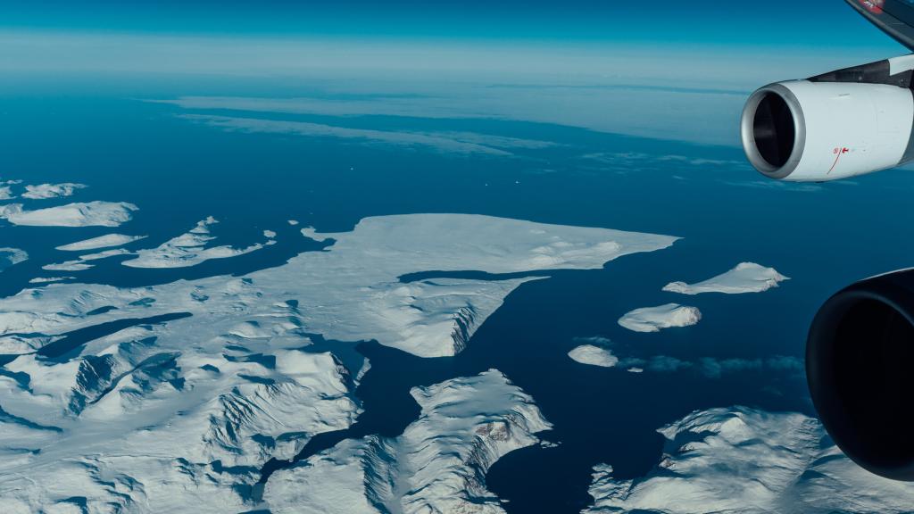 Imagen de archivo de un avión sobrevolando una región helada.