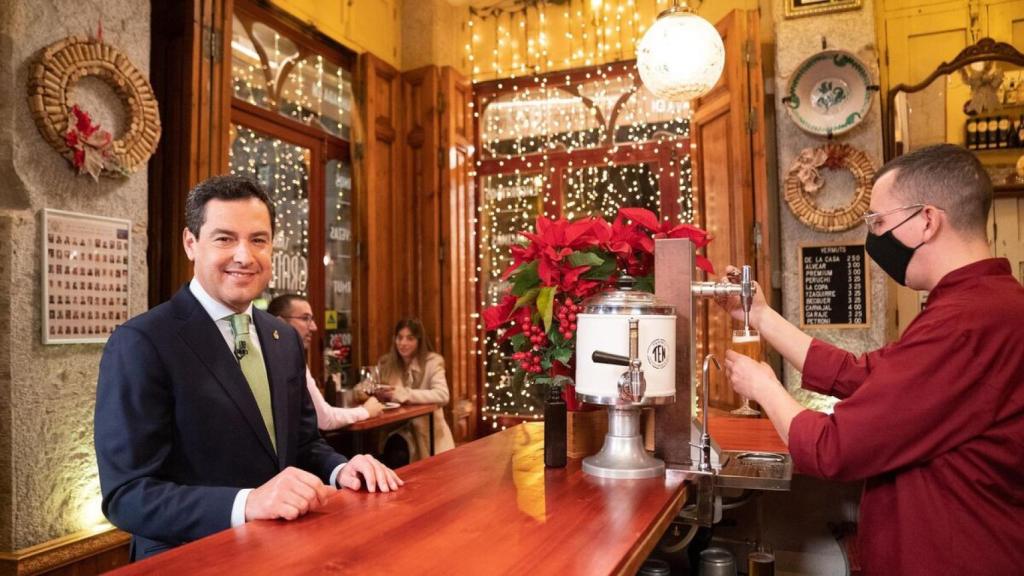 El presidente de la Junta, Juanma Moreno, en la Taberna Granados.