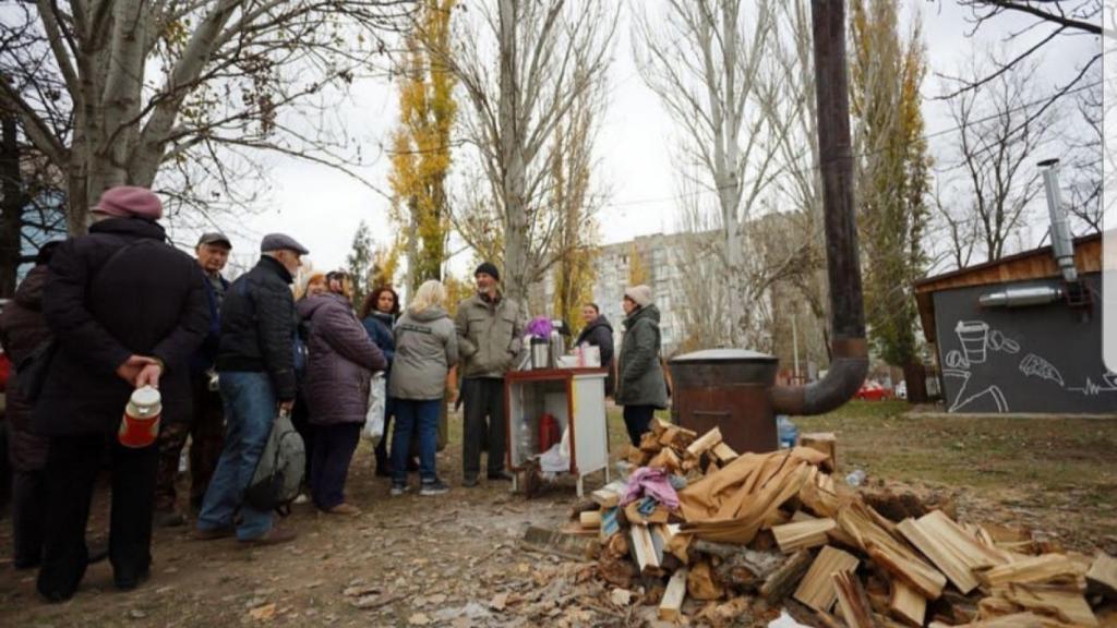 Grupo de gente en Jersón tras la liberación, con la ciudad en ruinas.