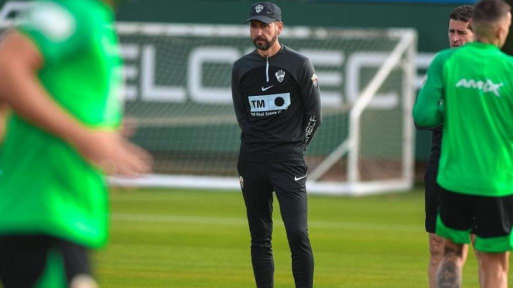 Pablo Machín, en un entrenamiento con el Elche.