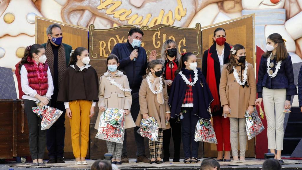 El alcalde Luis Barcala, la vicealcaldesa Mari Carmen Sánchez y el concejal Manuel Jiménez, junto a la Bellea del Foc Infantil 2022 y sus Damas de Honor, durante el Cotillón Infantil del pasado año.