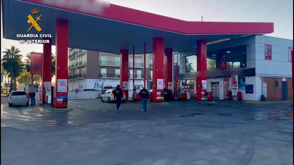Los agentes de la Guardia Civil en una de las gasolineras de Badajoz