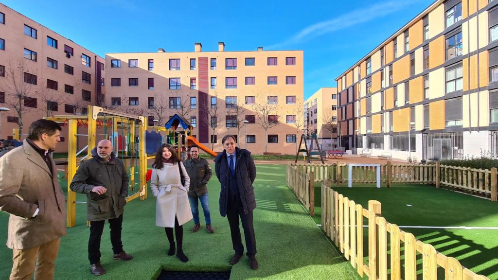 El alcalde de Salamanca, Carlos García Carbayo, acompañado de la concejala de Medio Ambiente, Miryam Rodríoguez, visita el barrioi de El Zurguén
