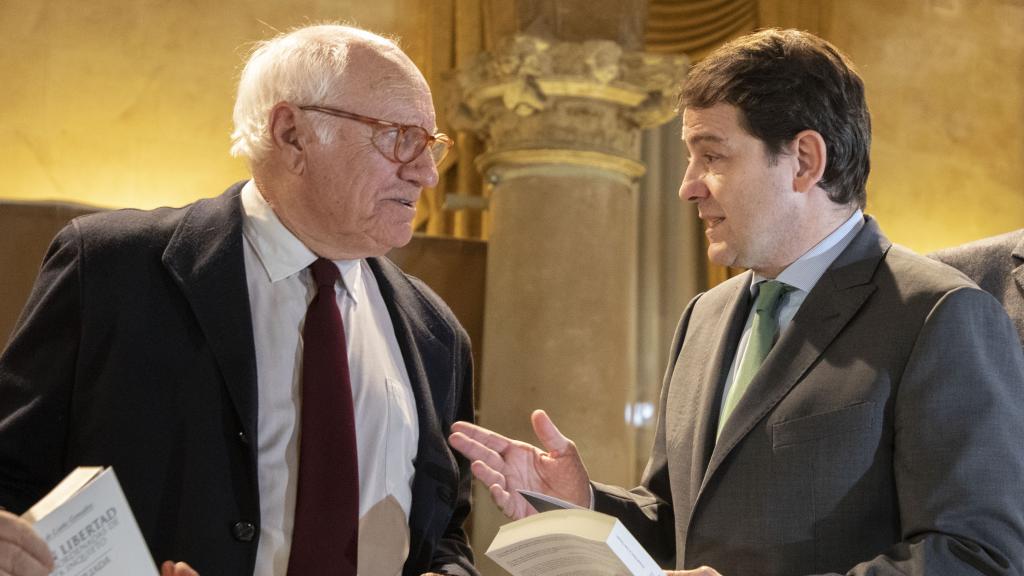 Alfonso Fernández Mañueco participa en la presentación del libro  'Vuelos en Libertad, Memorias Desordenadas de un Jurista Inquieto', de Fernando Gómez de Liaño