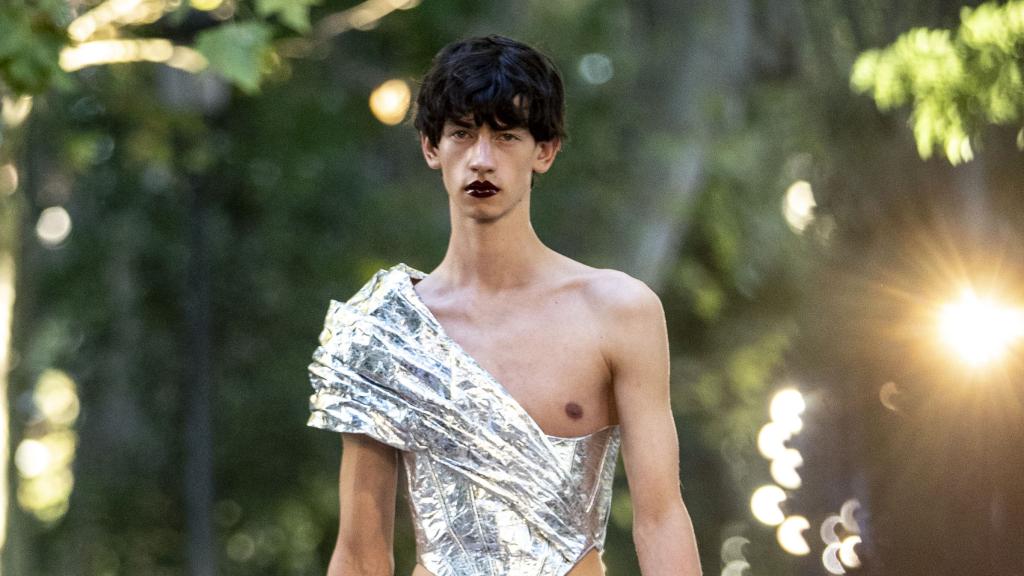 Un modelo durante un desfile del diseñador Palomo Spain.