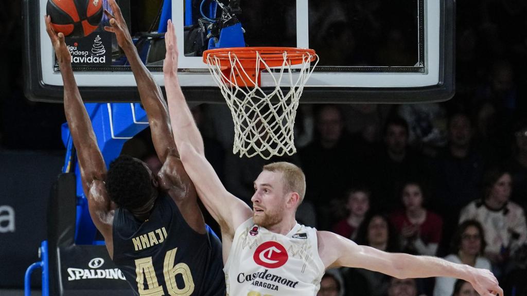 Nnaji entra a canasta ante la oposición rival.