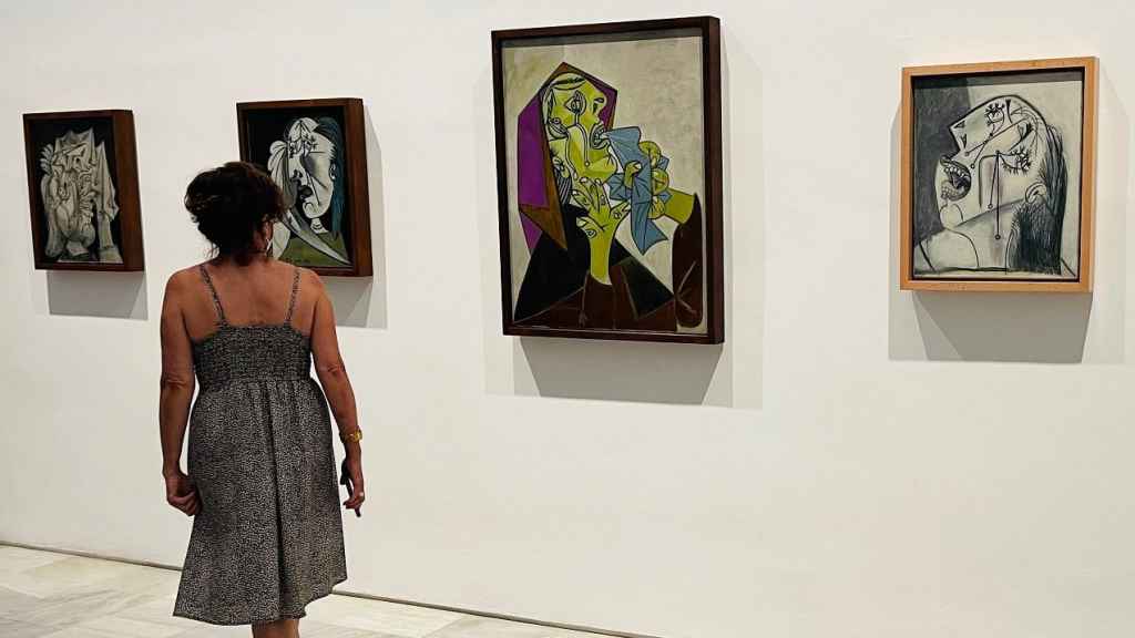 Una mujer contempla varias obras de Picasso expuestas en el Museo Reina Sofía. Foto: Celebración Picasso