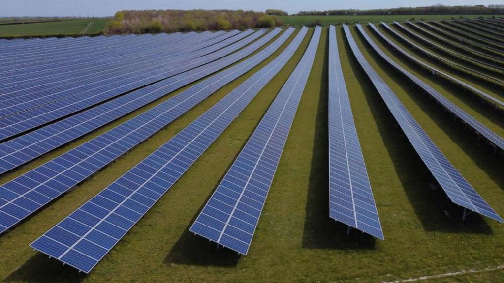 Un campo de paneles solares en Royston, Reino Unido.