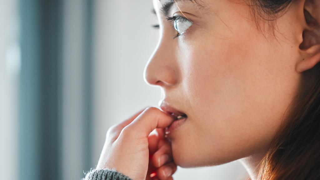 Mujer mordiéndose las uñas.
