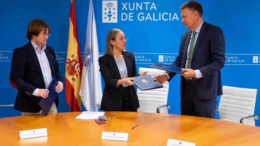 A conselleira de Infraestruturas e Mobilidade, Ethel Vázquez, acompañada do director da Axencia Galega de Infraestruturas
