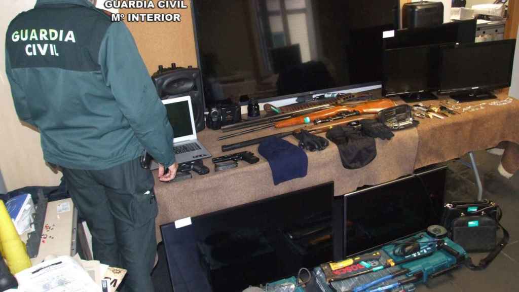 Objetos decomisados en Ponteareas (Pontevedra).