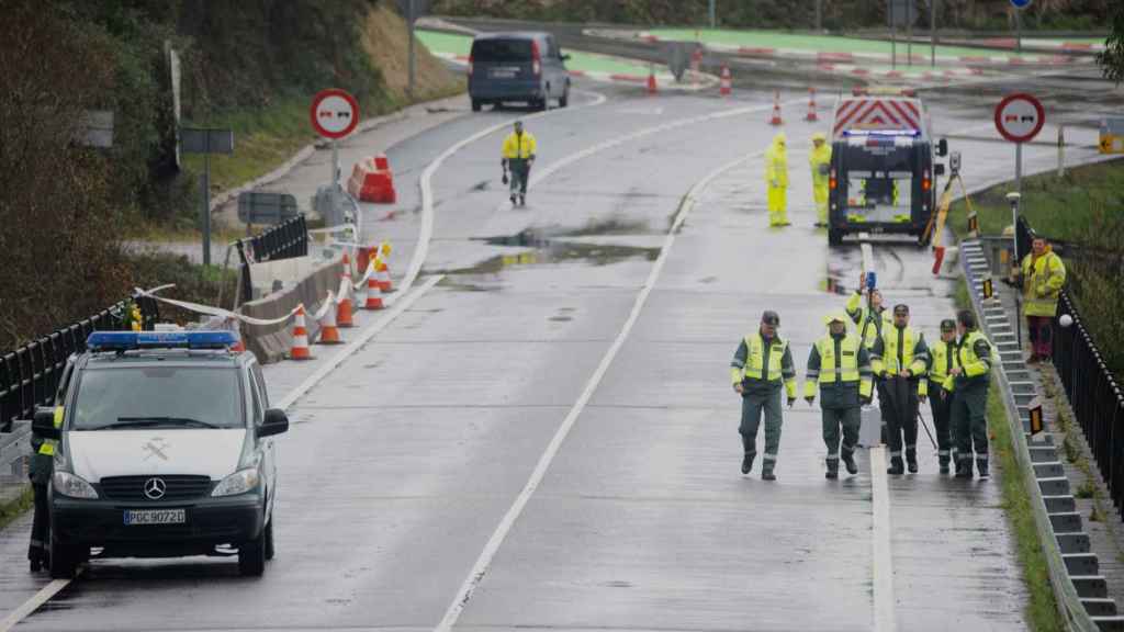 El equipo de expertos de la Guardia Civil inicia la reconstrucción del accidente de autobús de Cerdedo-Cotobade (Pontevedra).