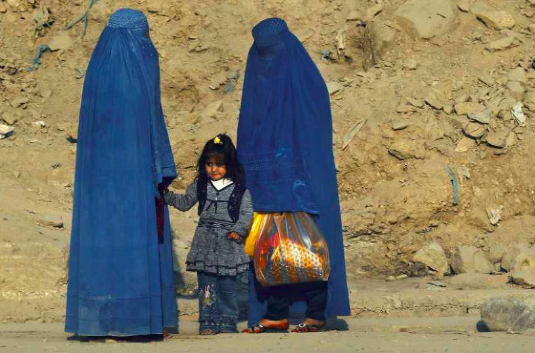 Dos mujeres con burka caminan por la ciudad de Kabul