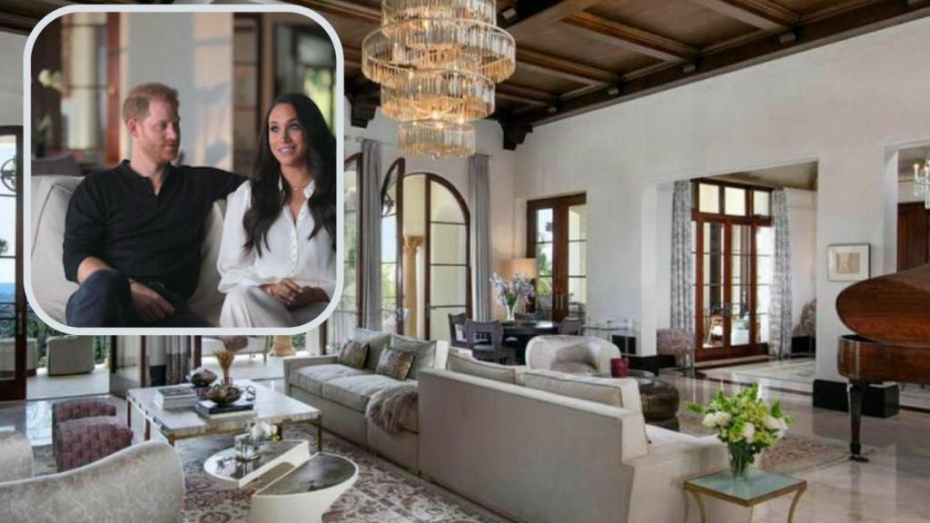 El salón de la casa, con sofás blancos.