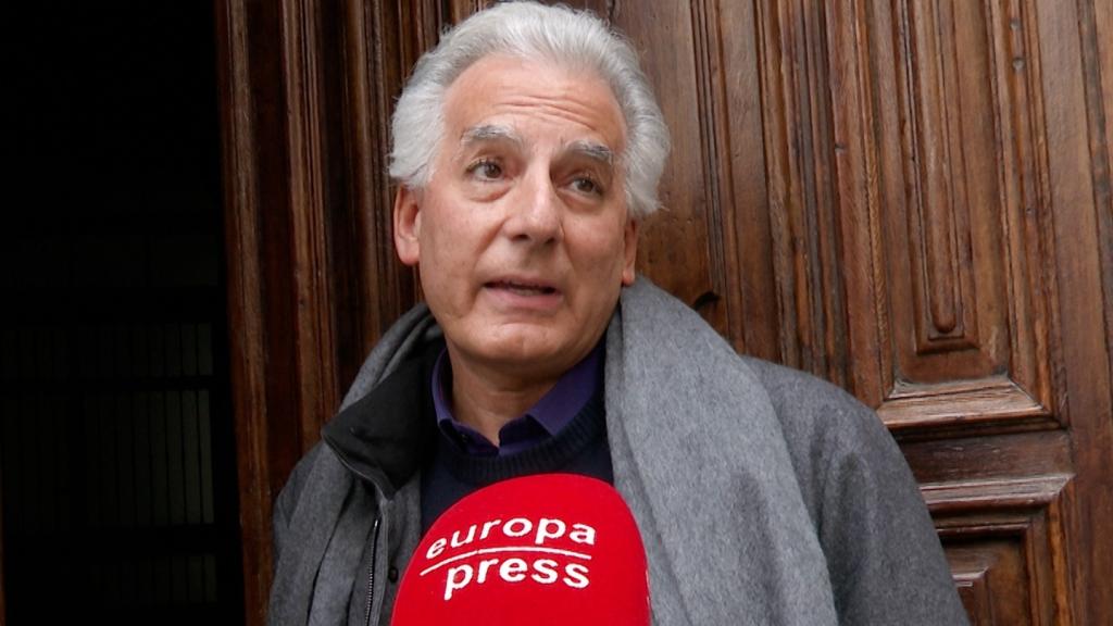Álvaro Vargas Llosa atendiendo a los medios de comunicación en Madrid.