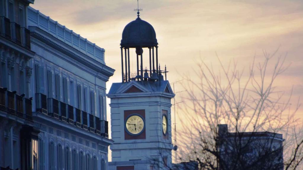 El reloj de la Puerta del Sol visto desde la calle Alcalá.