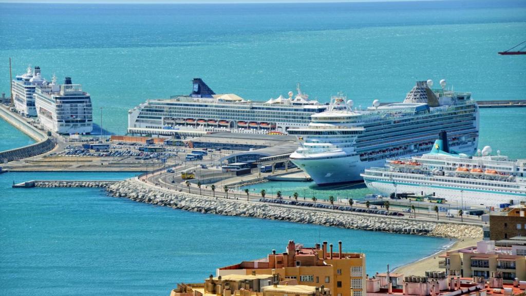 Varios cruceros atracados en el puerto de Málaga.