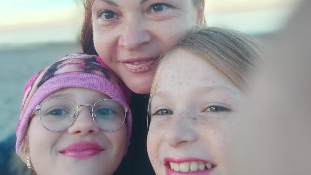 Veronica, Svitlana y Kathy pasando el día en la playa.