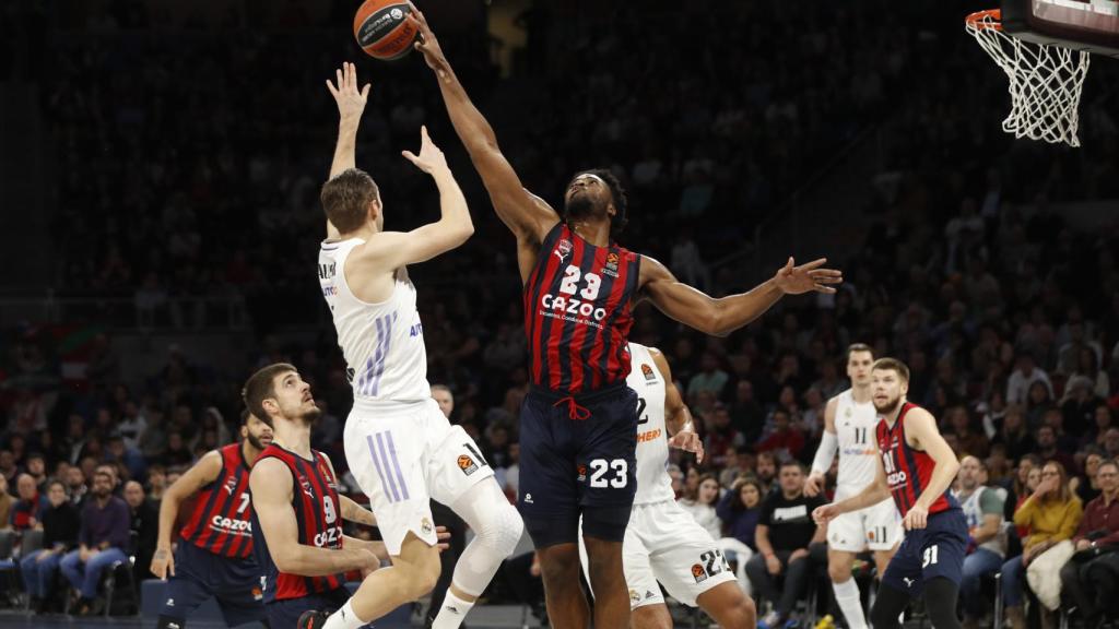 Causeur lanza a canasta.