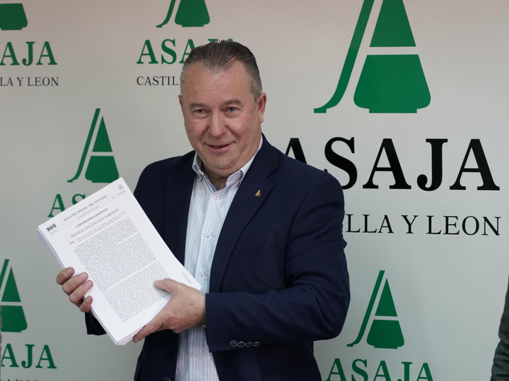 El presidente de Asaja en Castilla y León, Donaciano Dujo, analizando la nueva normativa de 2023