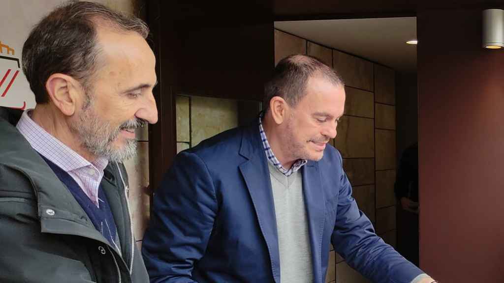 Francisco Requejo y José Luis Prieto Calderón reparten los calendarios