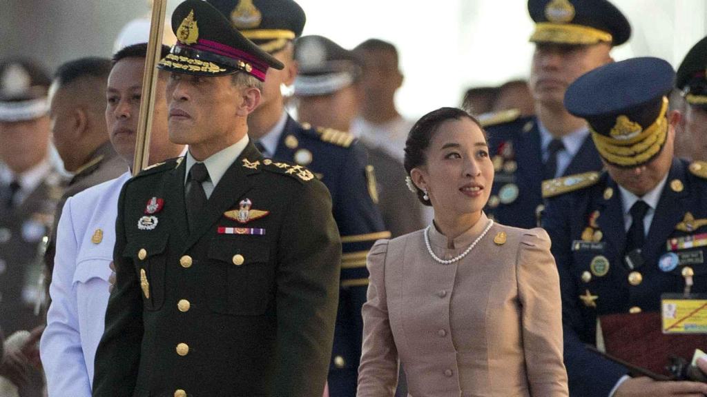 La princesa Bajrakitiyabha y su padre, el rey de Tailandia.
