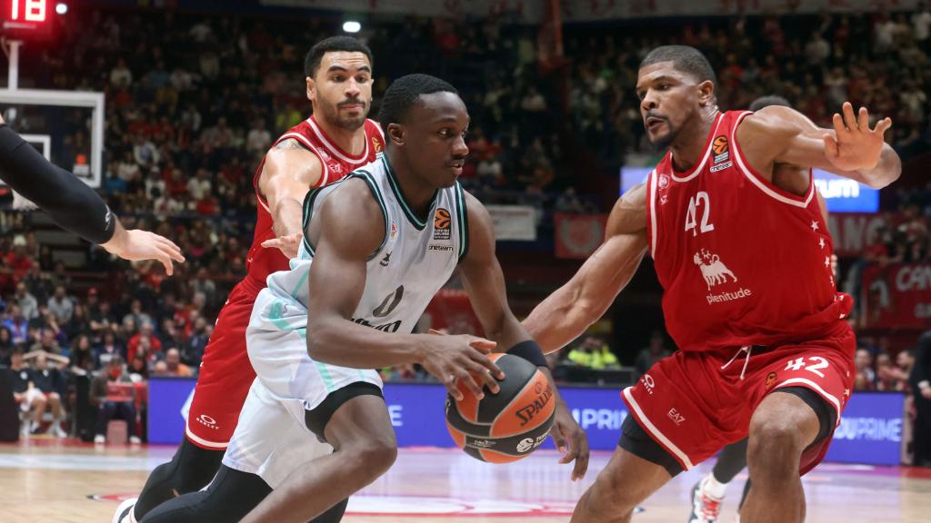 Un lance del encuentro entre el Armani Milan y el Valencia Basket.