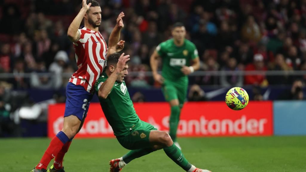 Mario Hermoso, con Lucas Boyé.