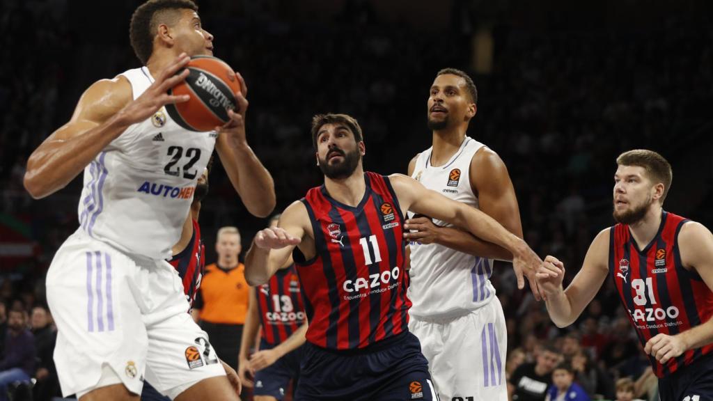 Tavares, con el balón en el partido ante Baskonia.