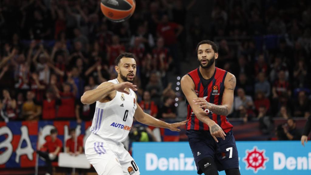 Henry, del Baskonia, da un pase ante Williams-Goss.