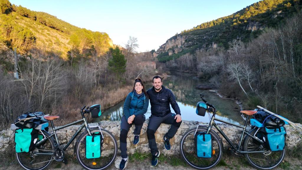 Marta y Alfredo junto a las bicicletas que les acompañarán en la ruta