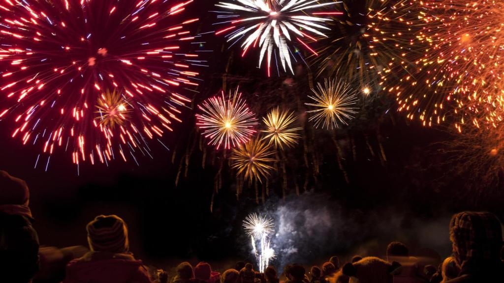Imagen de archivo de un cielo lleno de fuegos artificiales.