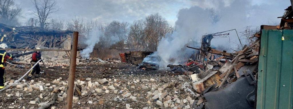 Rescatistas en una zona residencial dañada por los bombardeos en  Kiev.