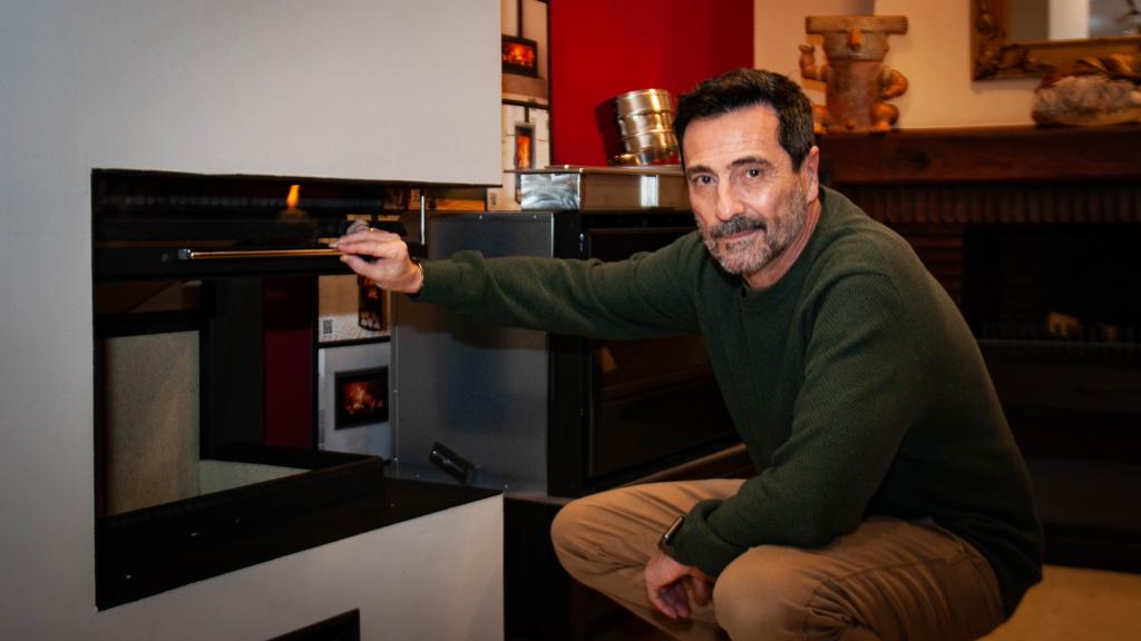 José Alberto marrón, copropietario de Artesanos del Fuego, en su tienda de Madrid.