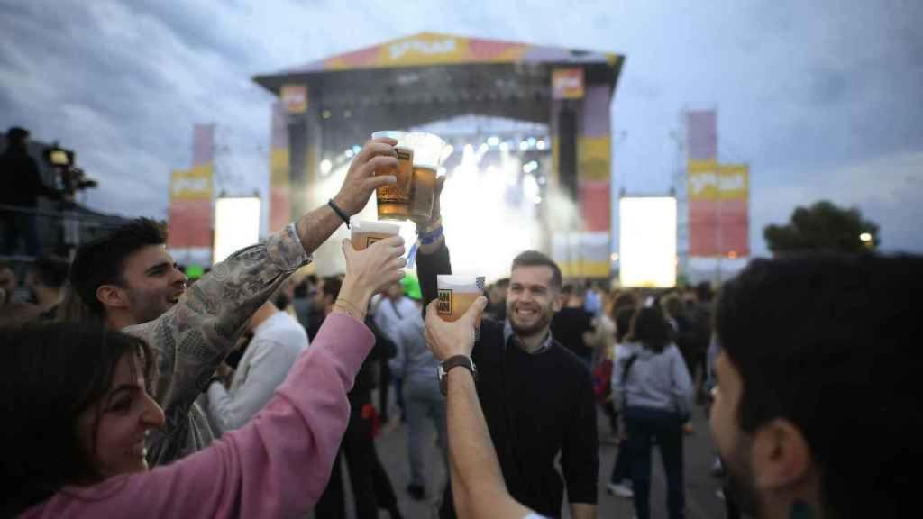 Varios jóvenes bebiendo en un reciente festival de música en la Comunidad Valenciana.