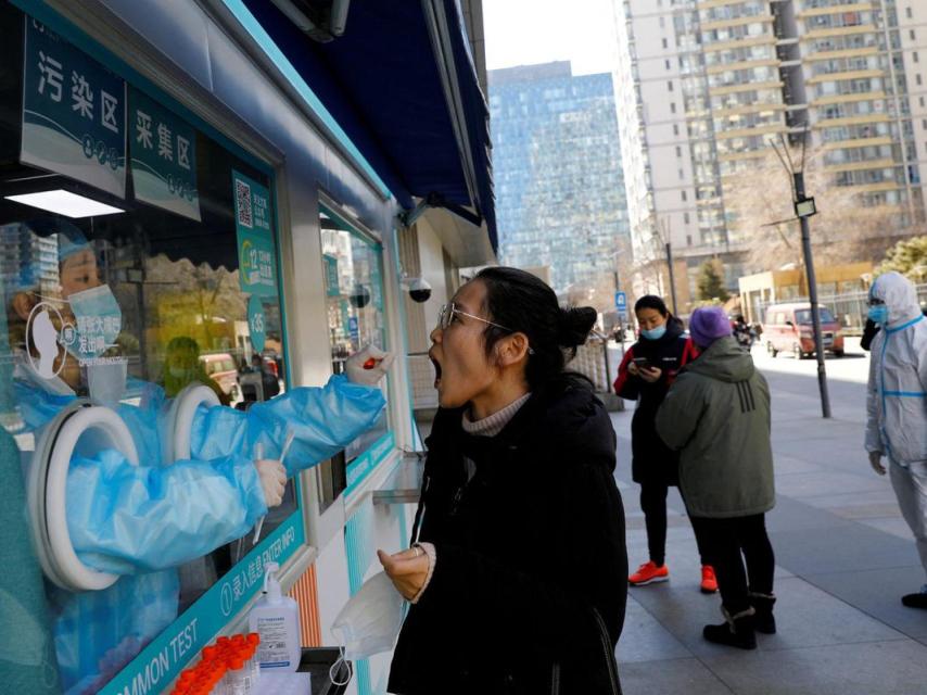 Un sanitario realiza una prueba de coronavirus, en Beijing, durante el brote de febrero.